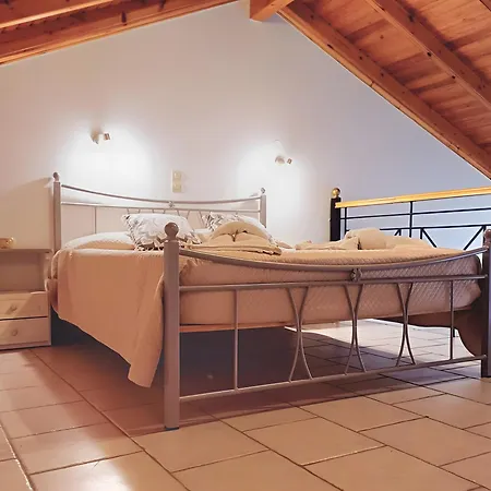 Anna Maisonette * Arílasz